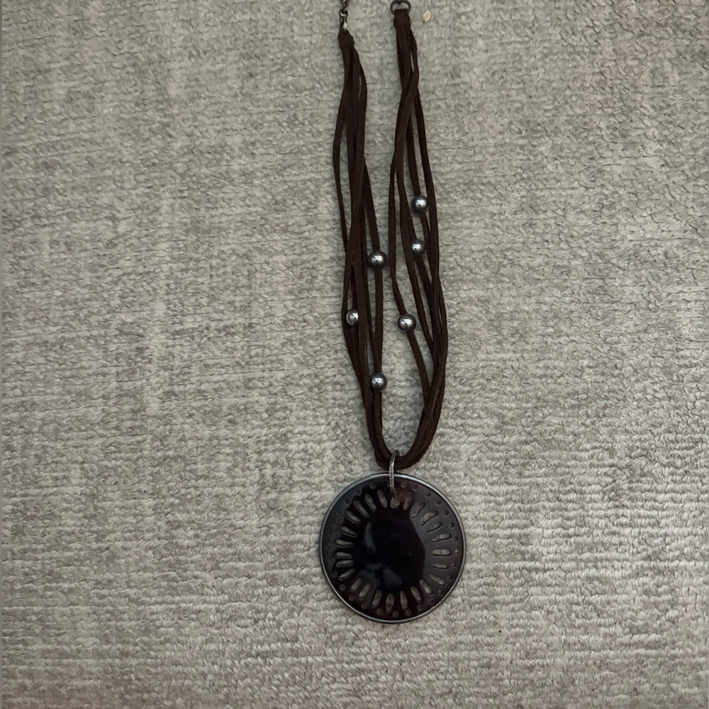 EUC Silpada Pen shell pendant necklace